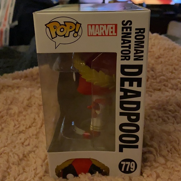 30th Anniversary Roman Senator Deadpool - Picture 2 of 4